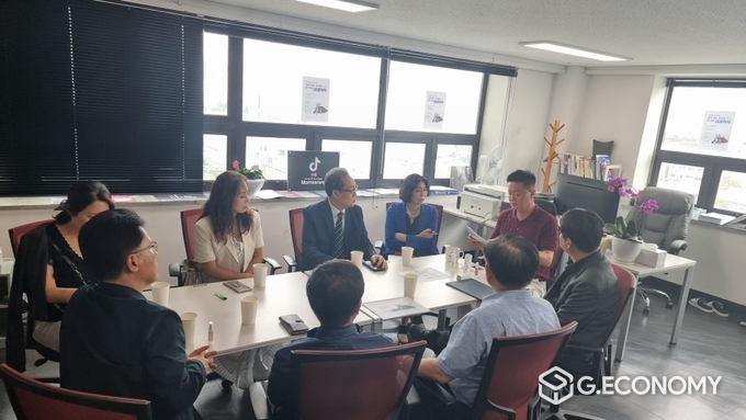 (재)국제언론인클럽과 (주) 맘사랑 전략적 업무협약식후 회의모습 (사진=신종삼기자)