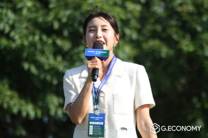 선수 소개하는 SBS골프 아나운서 홍재경