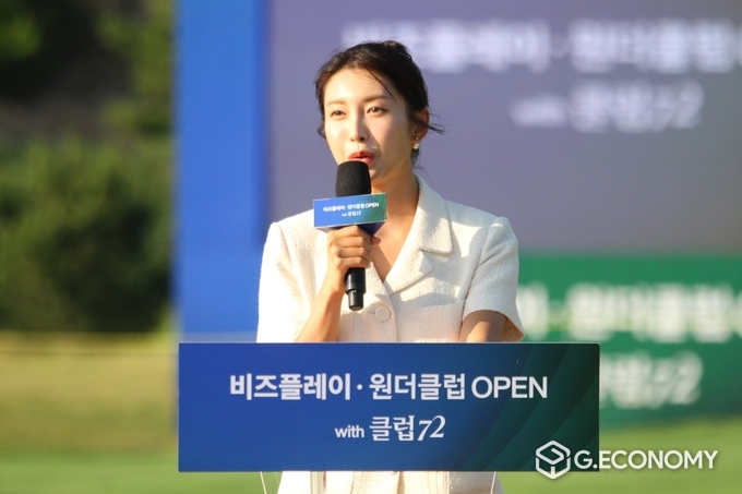 사회보는 홍재경 아나운서