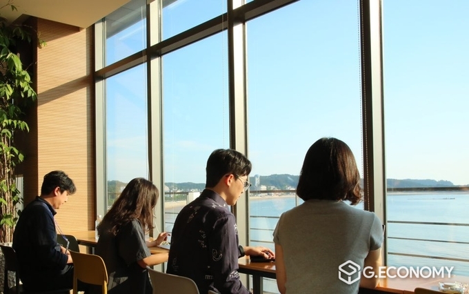 태안 베이브리즈 카페에서 워케이션과 업무를 즐기고 있는 참가자(충남문화관광재단: 제공)