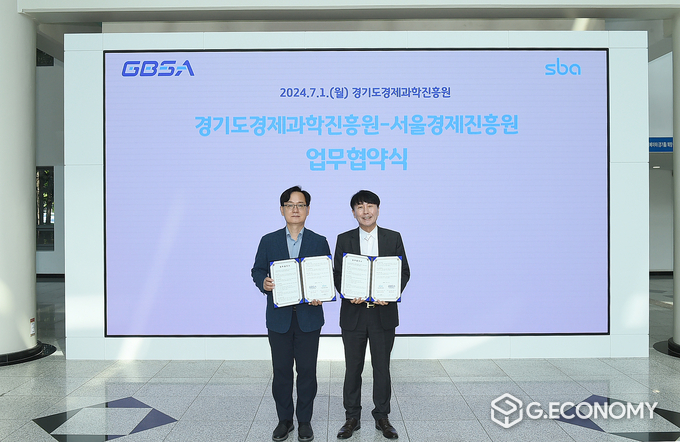 강성천 경기도경제과학진흥원장(왼쪽)이 김현우 서울경제진흥원 대표이사와 업무협약을 체결한 뒤 기념촬영을 하고 있다. /경과원제공