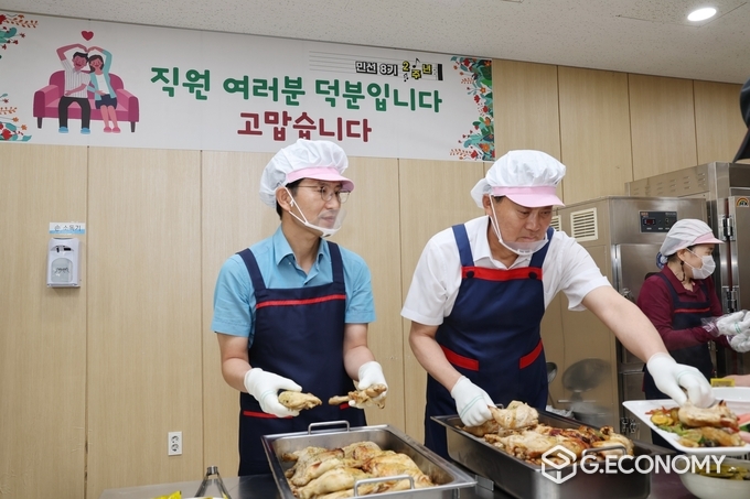 하은호 시장(우)이 안동광 부시장(좌)과 함께 취임 2주년을 맞아 직원들에게 고마움을 전하기 위해 배식봉사의 시간을 가졌다./사진=군포시