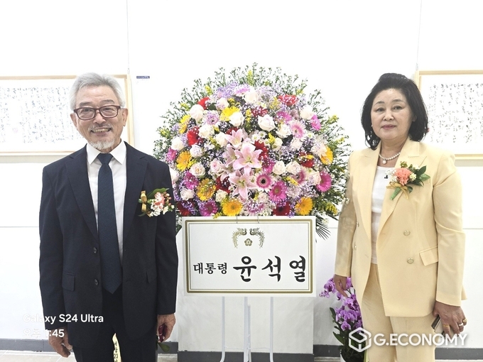 운학 박경동 선생과 이은수 총괄 기획자 기념사진/뉴스아이이에스