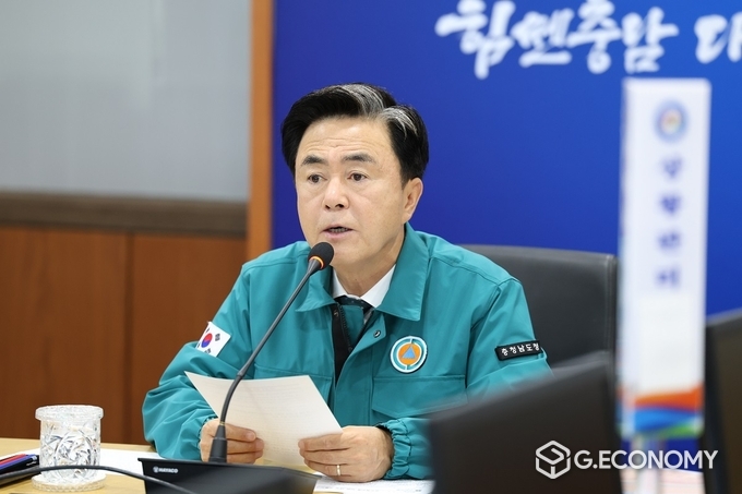 김태흠 지사, 도청 재난안전상황실에서 재난안전 관련 실·국장으로부터 기상 상황을 보고받고 대응책을 마련하고 있다(충남도: 제공)