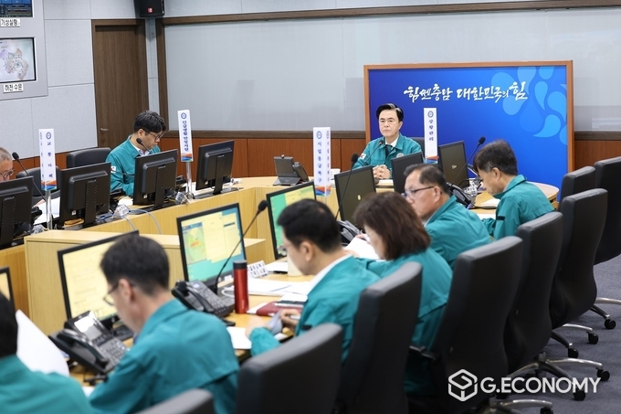 김태흠 지사, 도청 재난안전상황실에서 재난안전 관련 실·국장으로부터 기상 상황을 보고받고 대응책을 마련하고 있다(충남도: 제공)
