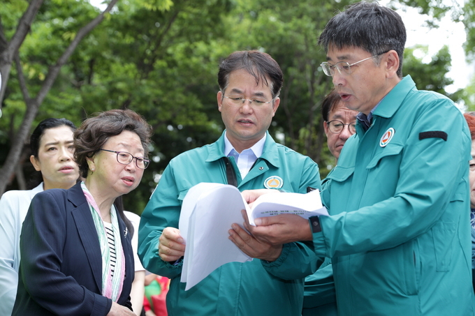 탄현동 숯고개공원 우수저류시설 예정지를 살펴보는 이동환 고양특례시장