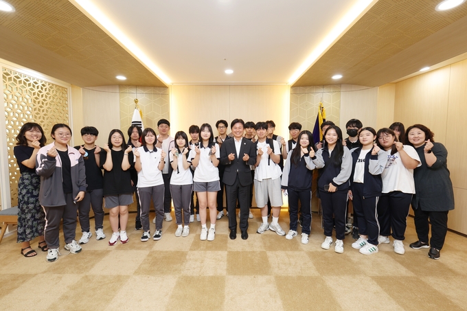 210, 부천톡톡 행사에 참여한 도당고등학교 학생들과 단체사진 (사진=부천시)