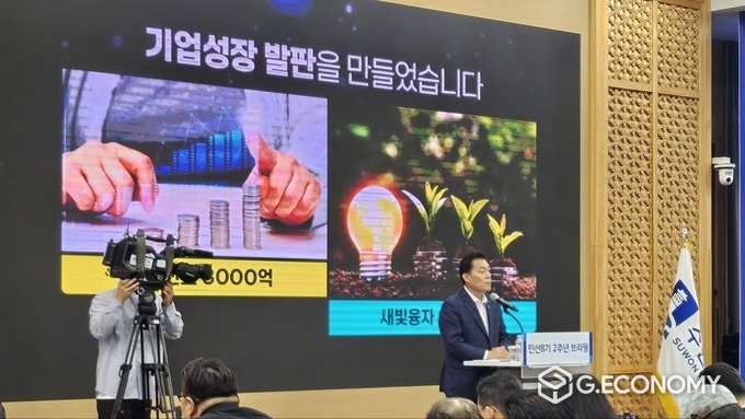 이재준 수원시장이 브리핑에서 발언하고 있다.