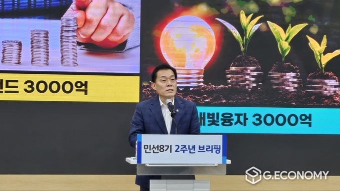 이재준 수원시장이 브리핑에서 발언하고 있다.