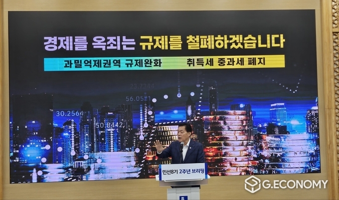 이재준 수원시장이 브리핑에서 발언하고 있다.