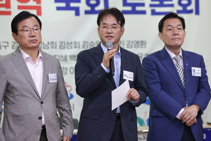 과밀억제권역 규제 완화 TF 위원회 대표위원장 인사 중인 이동환 고양특례시장 (사진=고양특례시)