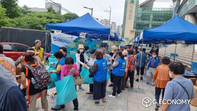 파란천사 궁산덕나눔봉사단 ,강서구 어르신 무료 나눔 모습 (사진=신종삼기자)