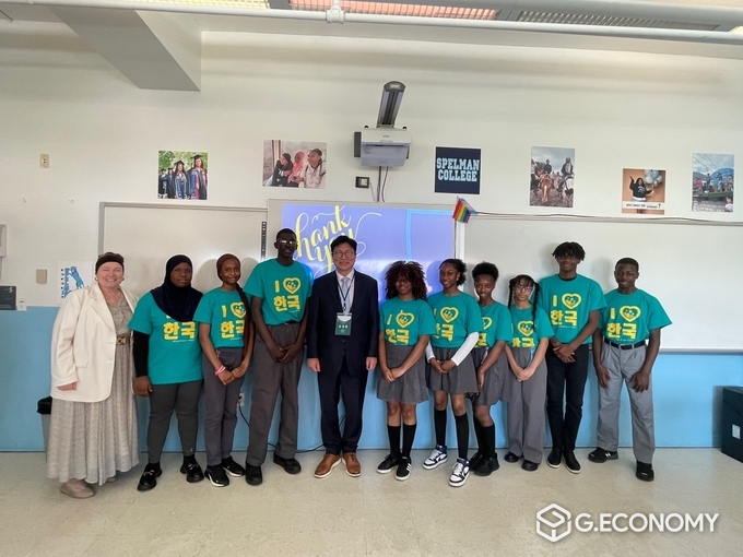 도성훈 교육감이 데모크라시 프렙 공립고등학교 (Democracy Prep High School) 한국댄스동아리 학생들과 기념 촬영을 하고 있다.