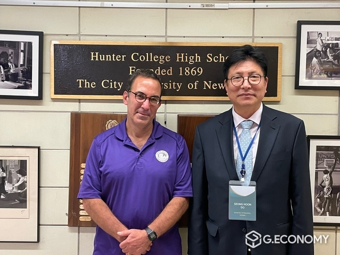 도성훈 교육감이 토니 피셔(Tony Fisher) 헌터컬리지고등학교(Hunter College High School) 교장과 면담 후 사진 촬영