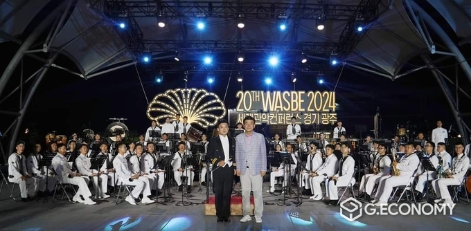 방세환 시장이 식전행사에 해군 의장대의 연주에 앞서 기념촬영을 하고 있다./사진=방세환 시장 SNS