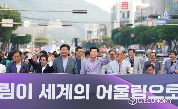 방세환 시장이 시민과 함께 거리 퍼레이드에 참여해 시민들을 향해 손을 흔들고 있다./사진=방세환 시장 SNS