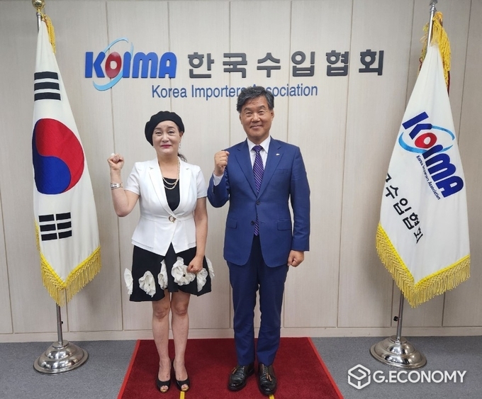 한-인도 비즈니스 문화진흥원 제나 정 이사장과 한국수입협회 김병관 회장)