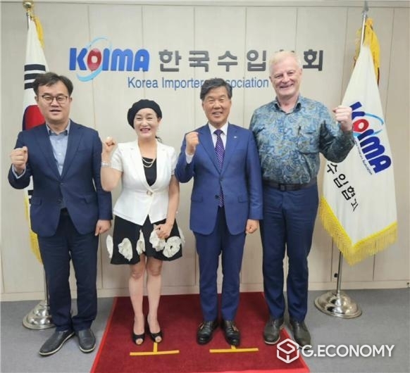 사진 왼쪽부터 한-인도 비즈니스 문화진흥원 김성훈 IKBCC 사무총장, 한-인도 비즈니스 문화진흥원 제나 정 이사장, 한국수입협회 김병관 회장, 주한 핀란드 상공회의소 헤이키 란타 회장)