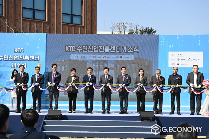 ▲지난 3월 15일 천안아산 KTX 역세권 연구개발(R&D) 집적지구 내에 건립한 수면산업진흥센터 개소식에서 김태흠 지사(가운데)를 비롯한 참석자들이 테이프를 자르고 있다.