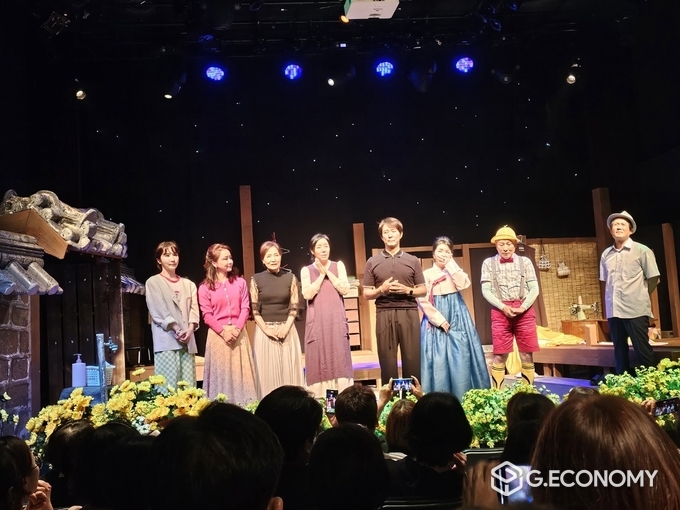 (사)한국방송연기자협회 최수종 이사장과 연극 ‘여자만세2’… 골 때리는 여자들의 불편한 동거 배우들과 함께 관객과 호흡을 맞추고 있다.