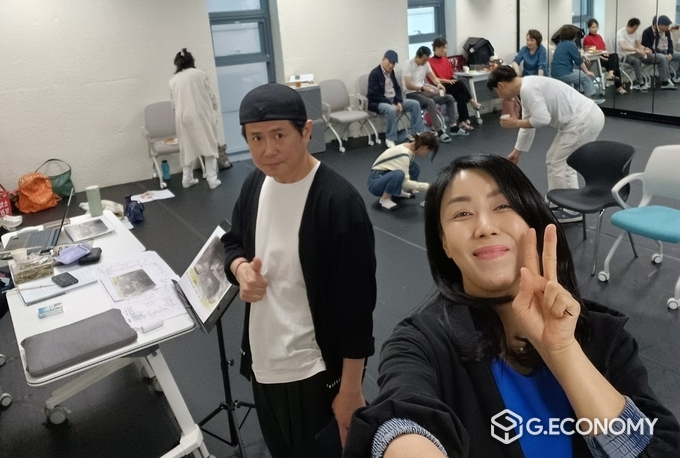연극 ‘여자만세2’… 골 때리는 여자들의 불편한 동거 배우 전다정씨와 하성민씨가 연습실에서 잠시 휴식을 취하며 인증컷을 남기고 있다.