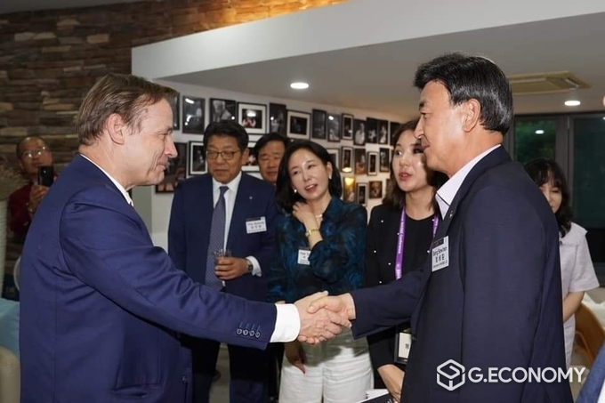 게오르크 빌프리드 슈미트 주한 독일대사(좌)와 방세환 시장(우)이 인사를 나누고 있다.