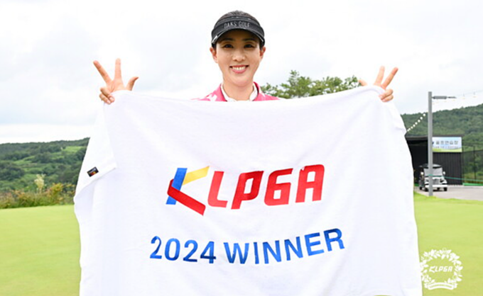 16일 열린 KLPGA 2024 SBS골프 챔피언스투어 with 이지스카이CC 3차전에서 3연속 우승이자 시즌 3승째를 달성한 홍진주. 사진┃KLPGA제공