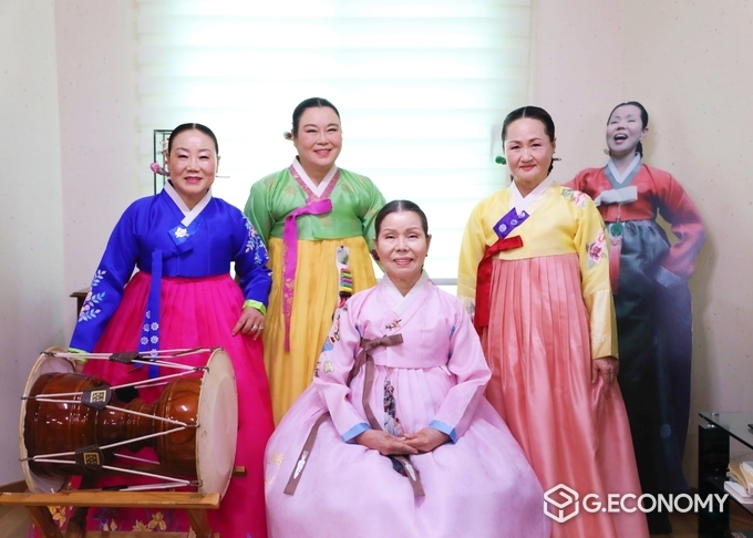한국전통민요협회에서 이춘희 명창이 박영애, 허영현, 김명순 제자와 사진 촬영/뉴스아이이에스
