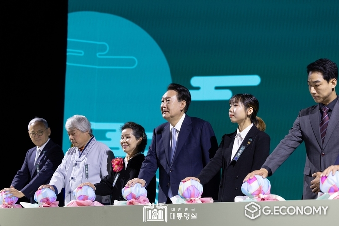 이춘희 무형유산보유자(좌측 세번째)가 5월 17일 정부대전청사에서 열린 국가유산청 출범식에서 출범 퍼포먼스를 하고 있다(대통령실: 제공)