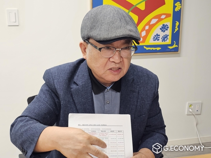 김판성 동백사우나 대표가 새롬프라자 관리단 회장과 총무가 가져간 공탁금이 잘못 됐다는 증거와 함께 인터뷰 하고 있다. (사진=이창희 기자)