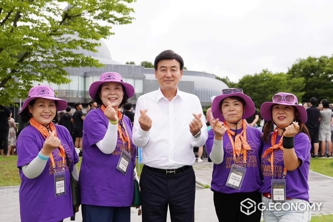 방세환 광주시장이 WASBE 세계관악컨퍼런스 자원봉사자들과 함께 기념촬영을 하고 있다./사진=방세환 시장 SNS