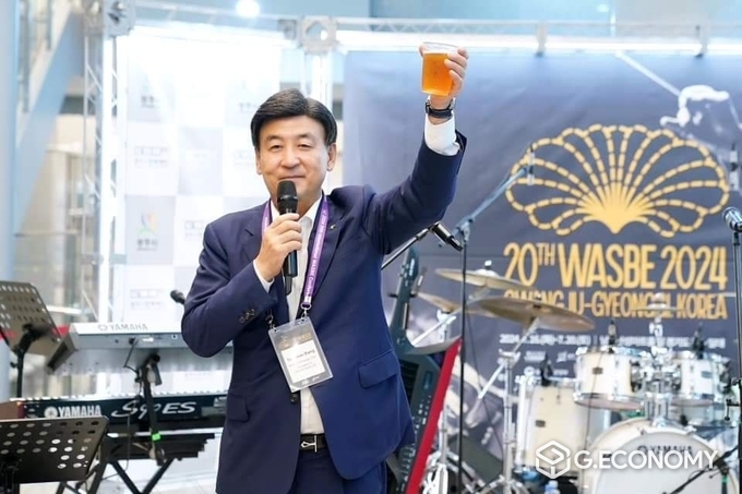 방세환 시장이 폐막 이후 디너모임에서 축하 인사를 하며 건배를 제안하고 있다./사진=방세환 시장 SNS