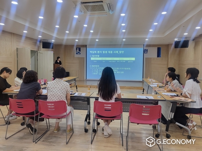 장안구보건소 대강당에서 각 보건소 담당자들이 감염병 역량강화 훈련을 하고 있다./사진=수원시 제공