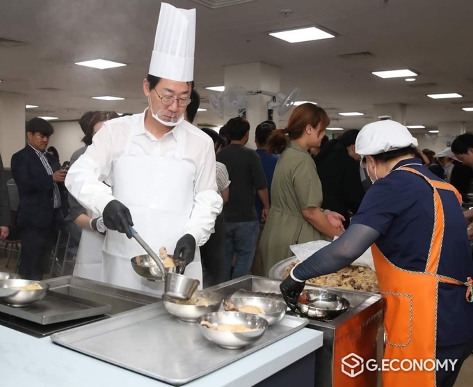 정명근 시장이 중복을 맞아 배식 봉사를 진행하고 있다./사진=정명근 시장 SNS