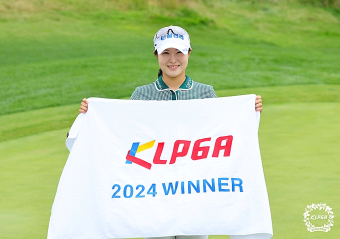 고지우가 우승 확정 후 KLPGA 마크가 새겨진 대형 수건을 들고 포즈를 취했다