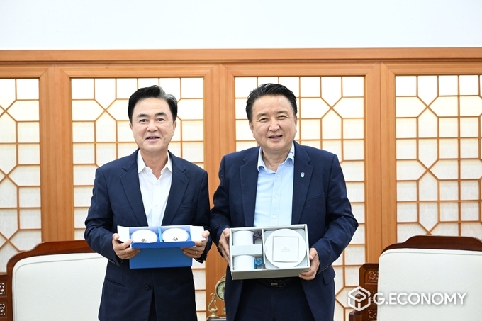 충북도청을 찾아 김태흠 충남도지사와 김영환 충북지사 기념품 전달