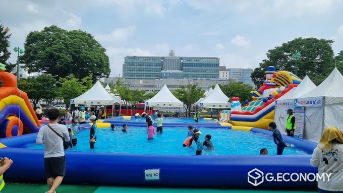 올림픽공원에 설치한 물놀이장./사진=수원시