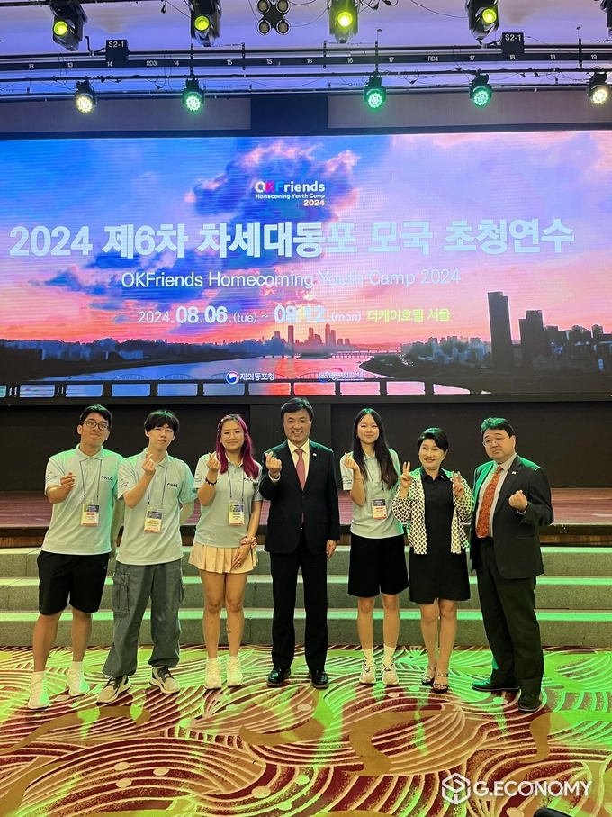 사진 중앙 김영근 재외동포협력센터센터장 , 우측 첫번째 반형걸 변호사 재외동포협력센터 자문위원, 우측 두번째 박미란한식명장 재외동포협력센터 자문워원.