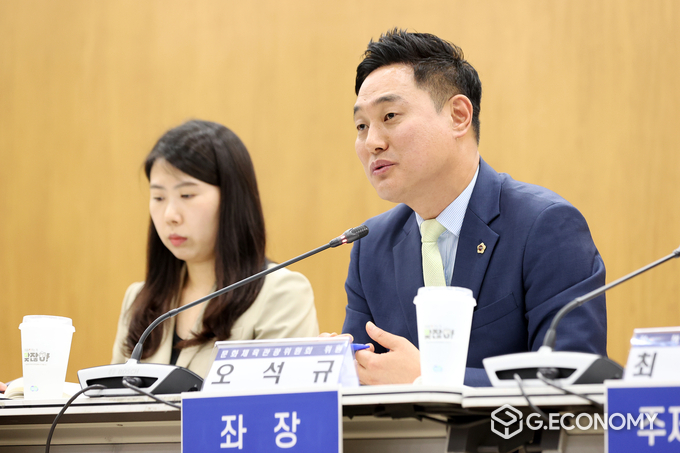 좌장을 맡은 오석규 의원이 발언하고 있다./사진=경기도의회