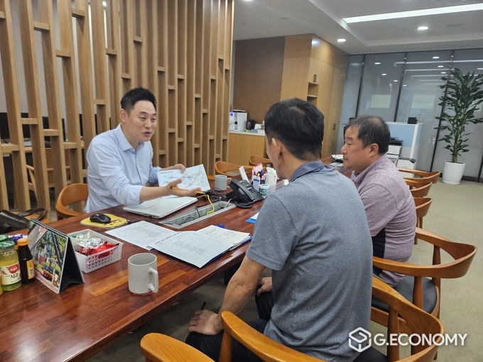 오석규 의원이 경기도 교통국 버스관리과와 의정부 지역주민을 위한 김포·인천국제공항 추가 노선 연장과 개편에 관해 논의를 하고 있다./사진=오석규 의원