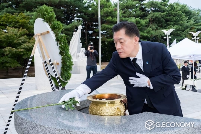 이재준 시장이 제79주년 광복절 경축식에서 헌화하고 있다./사진=이재준 시장 SNS