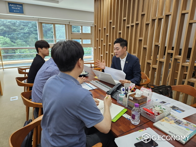 오석규 의원이 경기도 교통국 광역교통정책과 및 의정부시청 교통기획과 관계자들과 별내역 운행 버스 노선 신설에 대한 회의를 하고 있다. /사진=오석교 의원