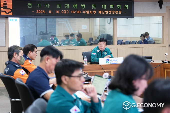 김현수 제1부시장이 ‘전기차 화재 예방·대책 회의’에서 발언하고 있다./사진=수원시