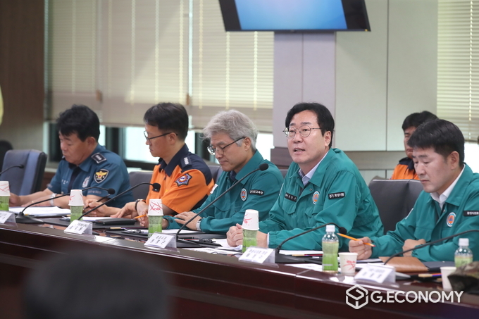 정명근 시장이 19일 화성시청 상황실에서 지역안보태세 확립을 위한 '2024년 을지연습 화성시 통합방위협의회 회의'를 진행하고 있다./사진=화성시