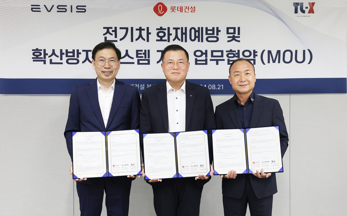 롯데건설 이재영 기전사업실장(가운데)이 이브이시스 오영식 대표이사(왼쪽), ㈜티엘엑스 최종석 대표이사(오른쪽) 와 업무협약 체결 후 기념촬영을 하고 있다