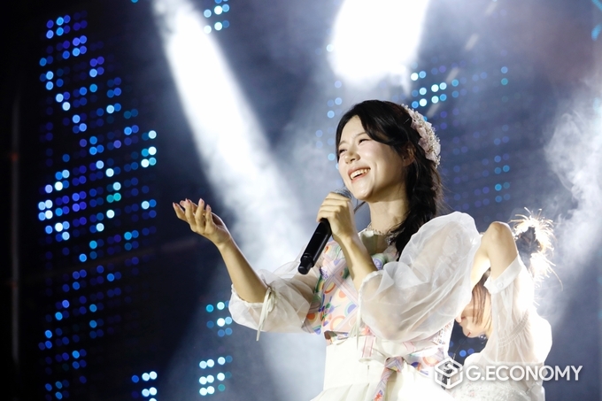 앙지은이 '화성 여름밤 콘서트'에서 노래하고 있다./사진=화성시 
