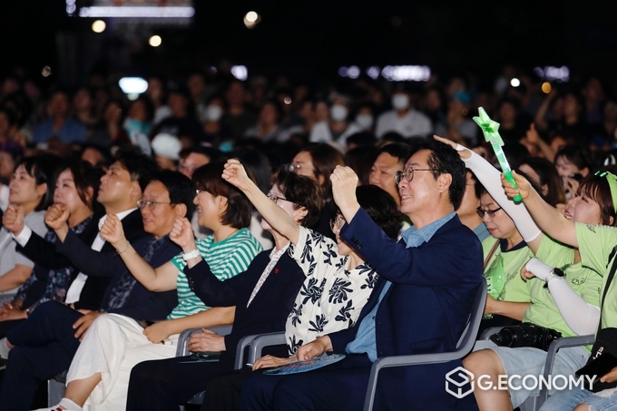 정명근 시장이 '화성 여름밤 콘서트'를 즐기고 있다./사진=화성시
