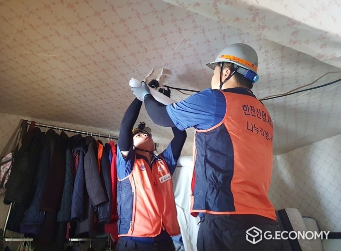 원산도의 한 취약가구를 방문한 한전산업개발 보령사업처 직원들이 LED조명등 교체공사를 진행하고 있다.