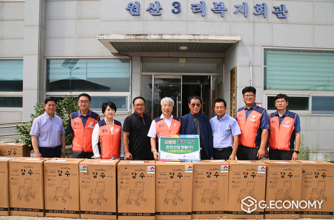 한전산업개발 함흥규 대표(가운데)와 원산도 어촌계 관계자 및 한전산업개발 관계자들이 실버카를 전달한 후 기념촬영
