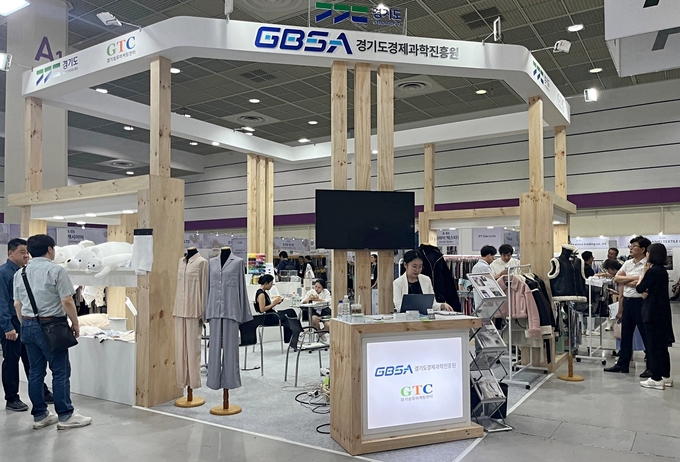 경기도와 경기도경제과학진흥원이 지난 21일부터 23일까지 열린 국내 최대 규모의 섬유 원단 전시회 ‘프리뷰 인 서울 2024’에서 도내 섬유기업들이 바이어와 구매 상담을 진행하고 있다. /경과원제공